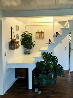 Eine Treppe mit weißen Wänden und einem Blumentopf.