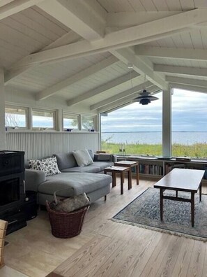 Fireplace - Holiday home with soul a few steps from the water (Martofte)