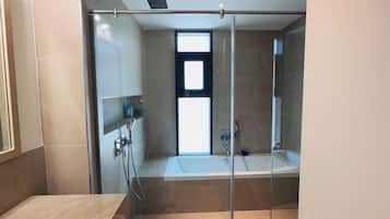Een haardroger, handdoeken, zeep, shampoo