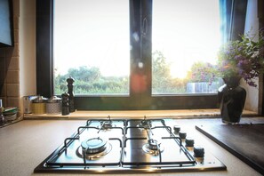 Mikrovågsugn, ugn, diskmaskin och kaffe- och tebryggare