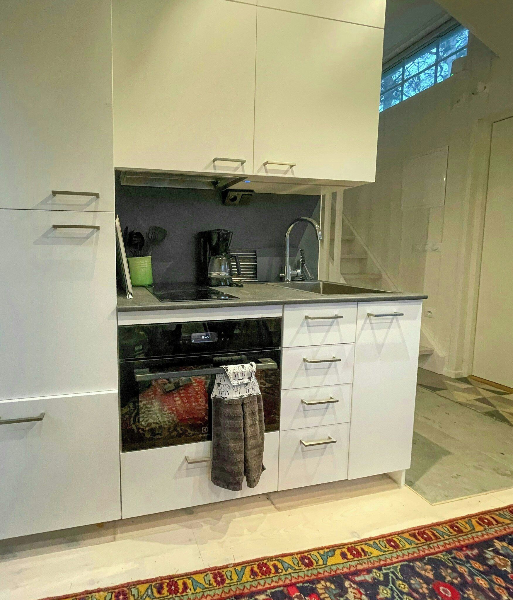 Microwave, oven, dishwasher, coffee/tea maker