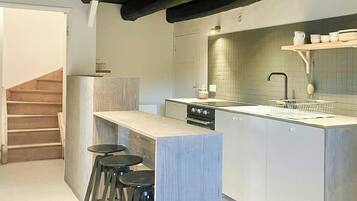 Microwave, oven, dishwasher, coffee/tea maker