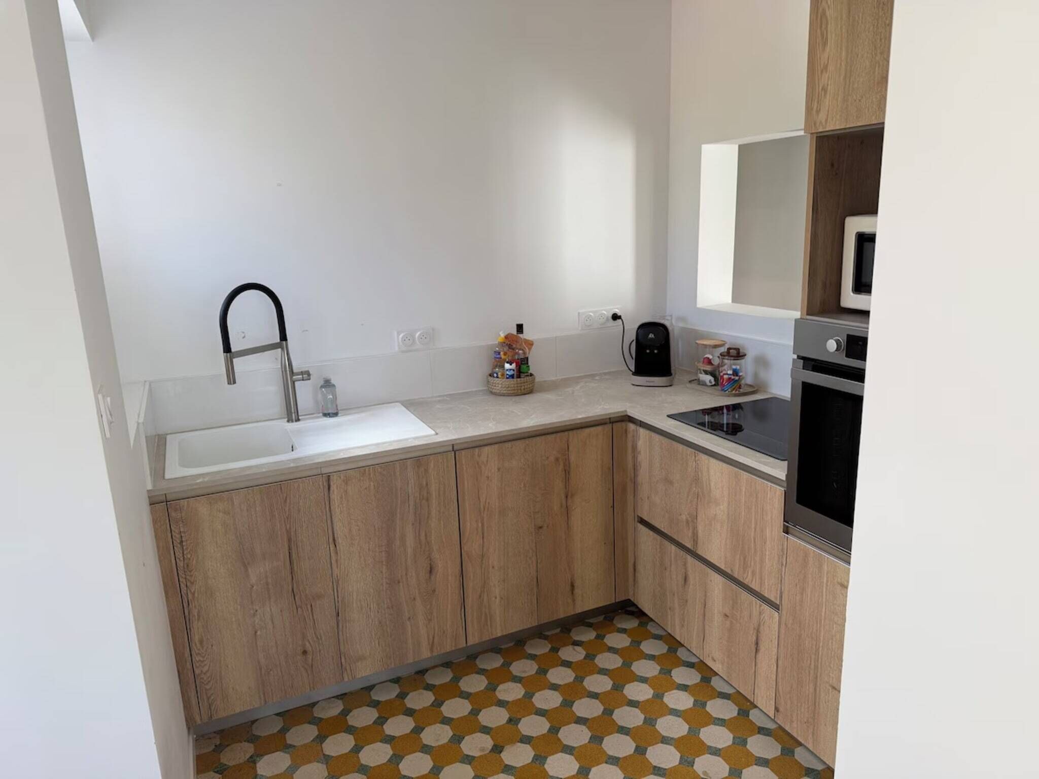 Coffee/tea maker, fridge, microwave, oven