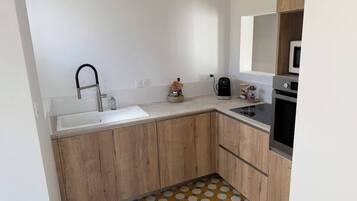 Coffee/tea maker, fridge, microwave, oven