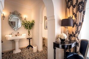 Suite Luxury, non fumatori, vista cortile | Bagno | Asciugacapelli, accappatoio, pantofole, asciugamani