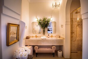Doppia Superior, non fumatori, vista cortile | Bagno | Asciugacapelli, accappatoio, pantofole, asciugamani