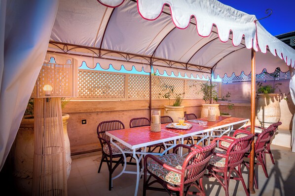 Outdoor dining - Riad Anaqa (Marrakesh)
