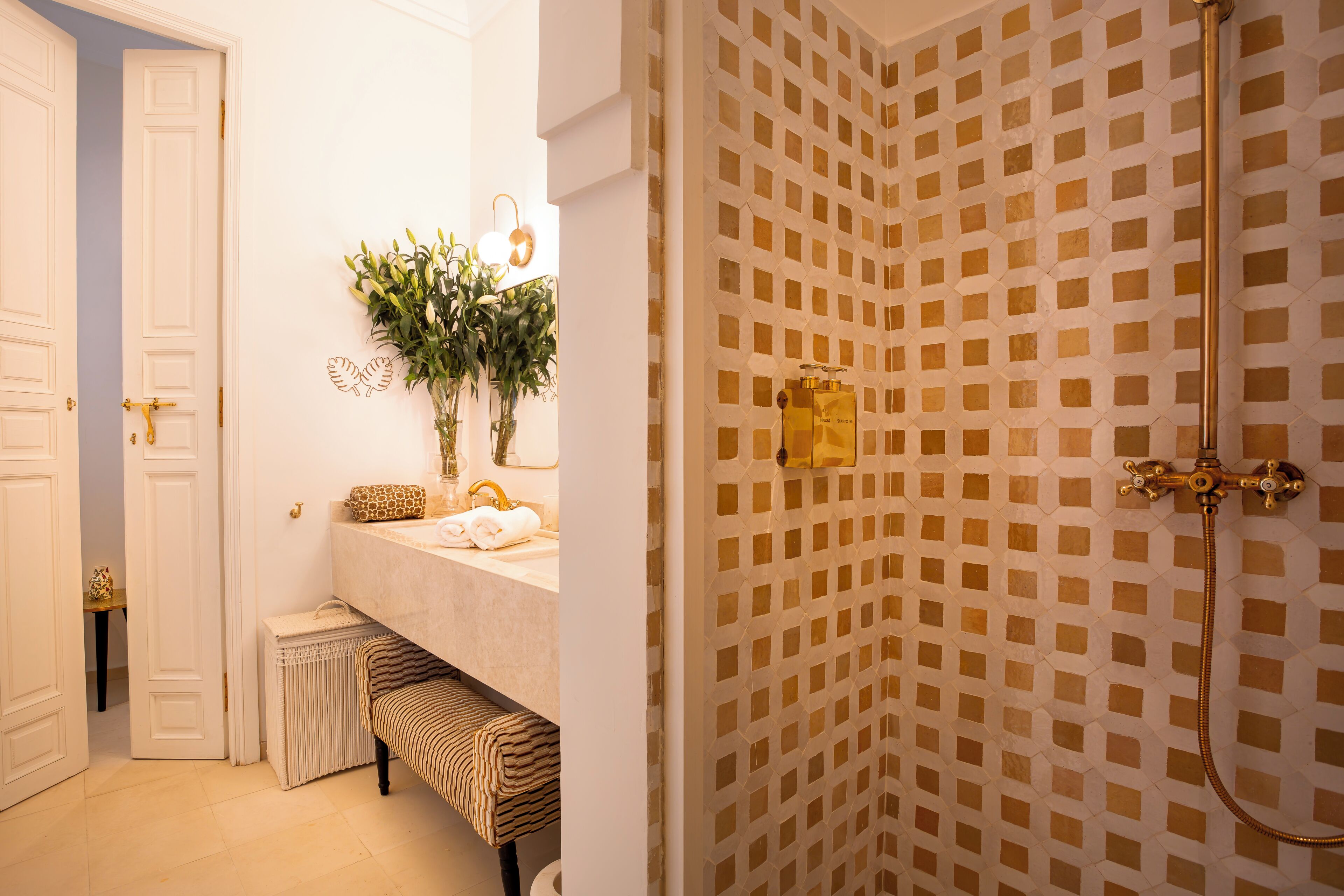 Habitación doble superior, no fumadores, vistas al patio | Baño | Secador de pelo, albornoces, zapatillas y toallas