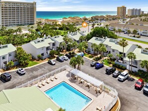 Ein Resort mit Pool, mehrstöckigen Gebäuden und Blick auf den Strand.