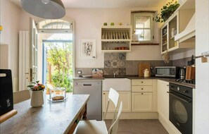 Microwave, oven, dishwasher, coffee/tea maker - Secret retreat in Suvereto village (Suvereto)