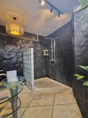 Shower, hair dryer, towels, soap - Tranquil 2-bedroom house with AC in charming Canggu (Kuta)