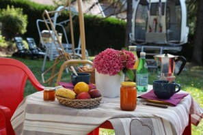 Outdoor dining - La Télécabine Guest Room (La Balme-de-Thuy)