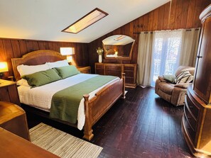 Room - Serene 3-bedroom creekside cabin close to Blue Ridge (Morganton)