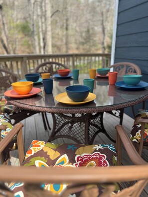 Outdoor dining - Serene 3-bedroom creekside cabin close to Blue Ridge (Morganton)