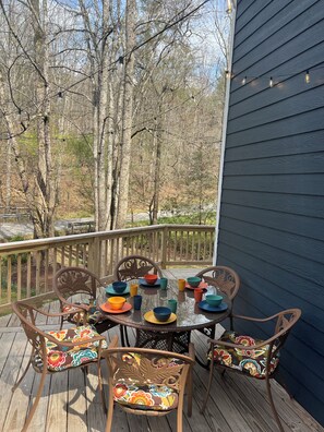 Outdoor dining - Serene 3-bedroom creekside cabin close to Blue Ridge (Morganton)