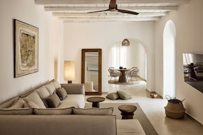 Villa Soleil Milos - Delmar Collection | Area soggiorno | TV a schermo piatto 43 pollici con canali via cavo