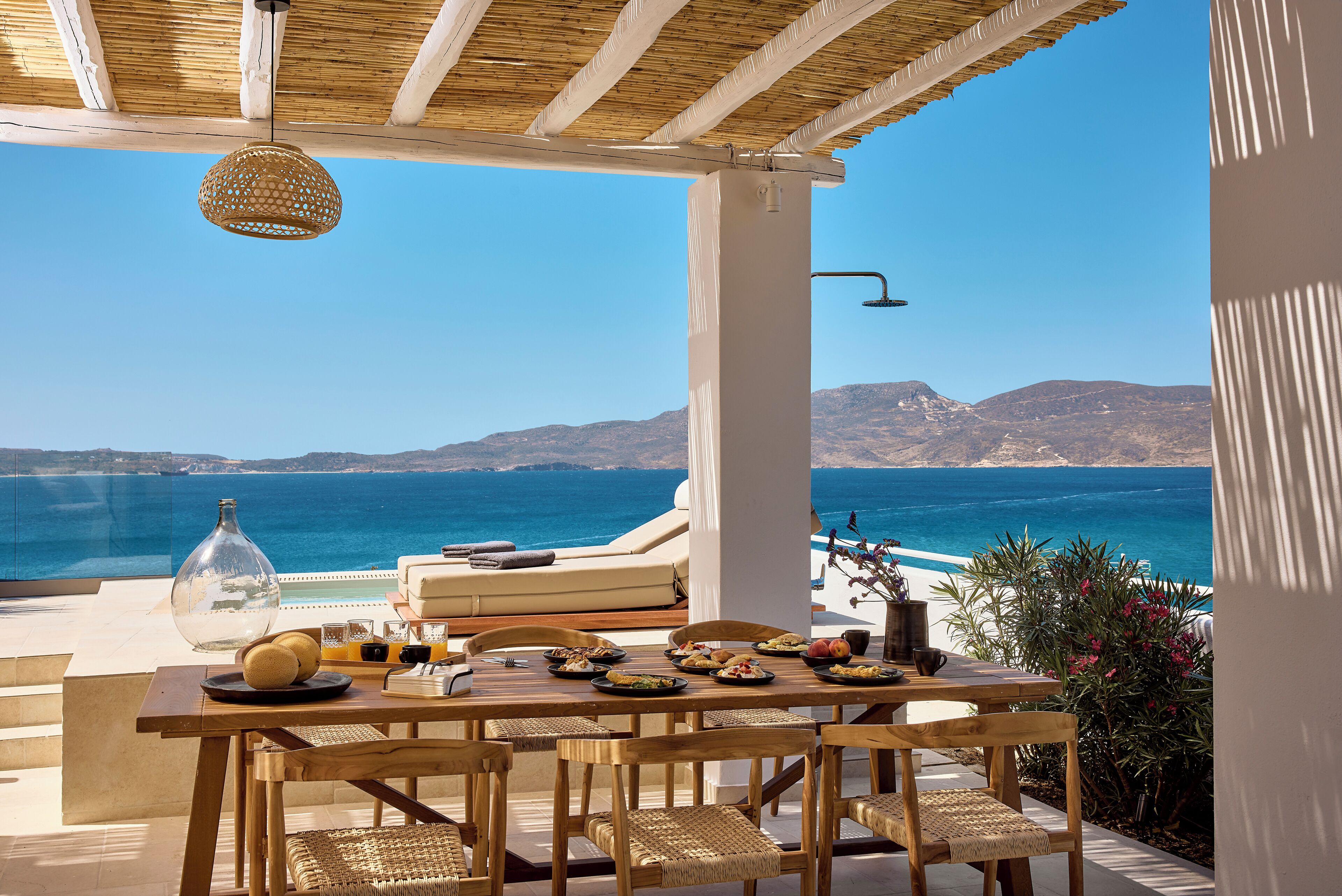Villa Soleil Milos - Delmar Collection | Oppholdsområde | En 43-tommers Flatskjerm-TV med kabel-kanaler