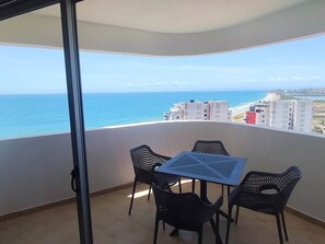 Outdoor dining - Costa Azul Suite｜Balcony+Pool+BBQ｜Right at Beach (Porlamar)