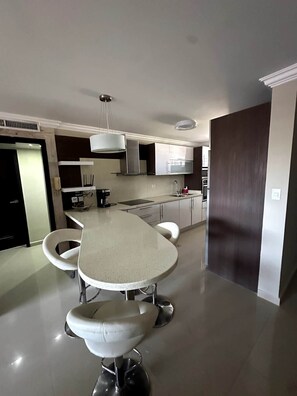 Fridge, microwave, oven, stovetop - Costa Azul Oasis｜Balcony+Pool+BBQ｜Next to La Vela (Porlamar)