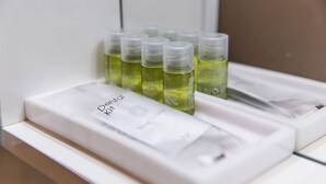 A dental kit with multiple bottles on a white tray. - Cool stay at 2 steps from Duomo, Como (Como)
