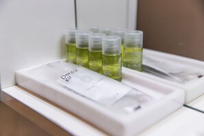 Une trousse de soins dentaires contenant plusieurs flacons disposés sur un plateau blanc.
