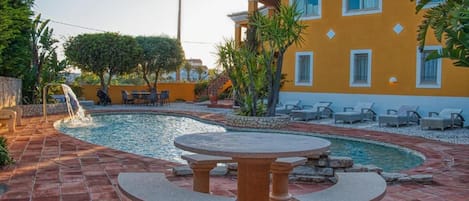 Hồ bơi trong nhà, hồ bơi ngoài trời