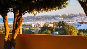 A coastal town with buildings, trees, and a view of the sea. - Studio Apartment With Pool Meia Praia Beach, Lagos (Lagos)