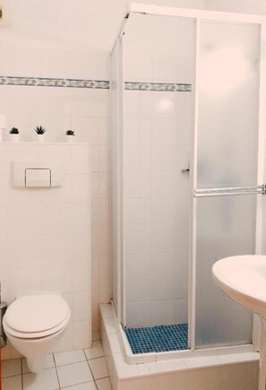 Shower, hair dryer, towels - Studio Apartment With Pool Meia Praia Beach, Lagos (Lagos)