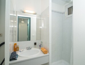 Apartment | Bathroom - Cap D'agde Large Beach Stay for Eight (Agde)