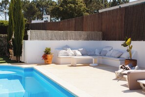 Villa, 4 camere da letto, fumatori, piscina privata | Soggiorno | Libri