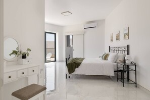 Desk, free WiFi, bed sheets - Jacuzzi Penthouse with Large Terrace & Views (Żebbuġ)