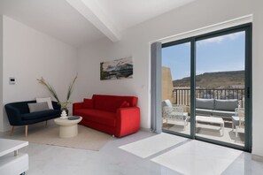 TV - Jacuzzi Penthouse with Large Terrace & Views (Żebbuġ)
