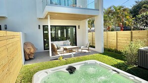 Uma casa moderna de dois andares com hidromassagem no quintal.