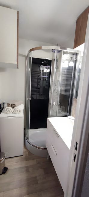 Bathroom - Apartment 'Parenthèse Alpine' with Mountain View and Private Terrace (La Plagne-Tarentaise)