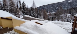 Un paysage de montagne enneigé avec une route et des voitures garées.