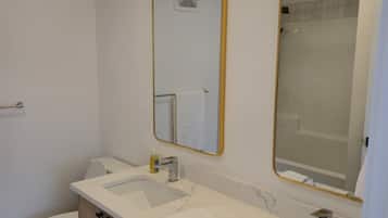 Haartrockner, Handtücher, Seife, Toilettenpapier