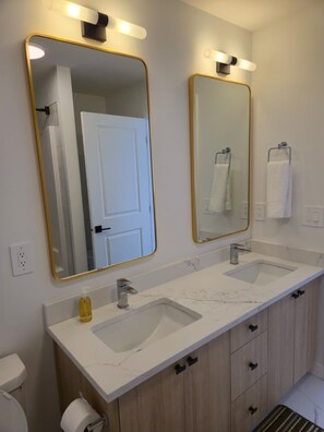 Bathroom - West Edmonton 3 Bed Retreat/ Perfect for Families (Edmonton)