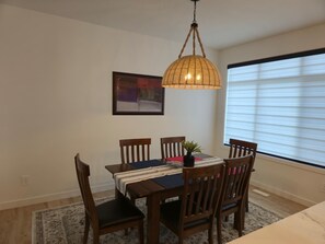Dining - West Edmonton 3 Bed Retreat/ Perfect for Families (Edmonton)