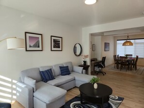 Living area - West Edmonton 3 Bed Retreat/ Perfect for Families (Edmonton)