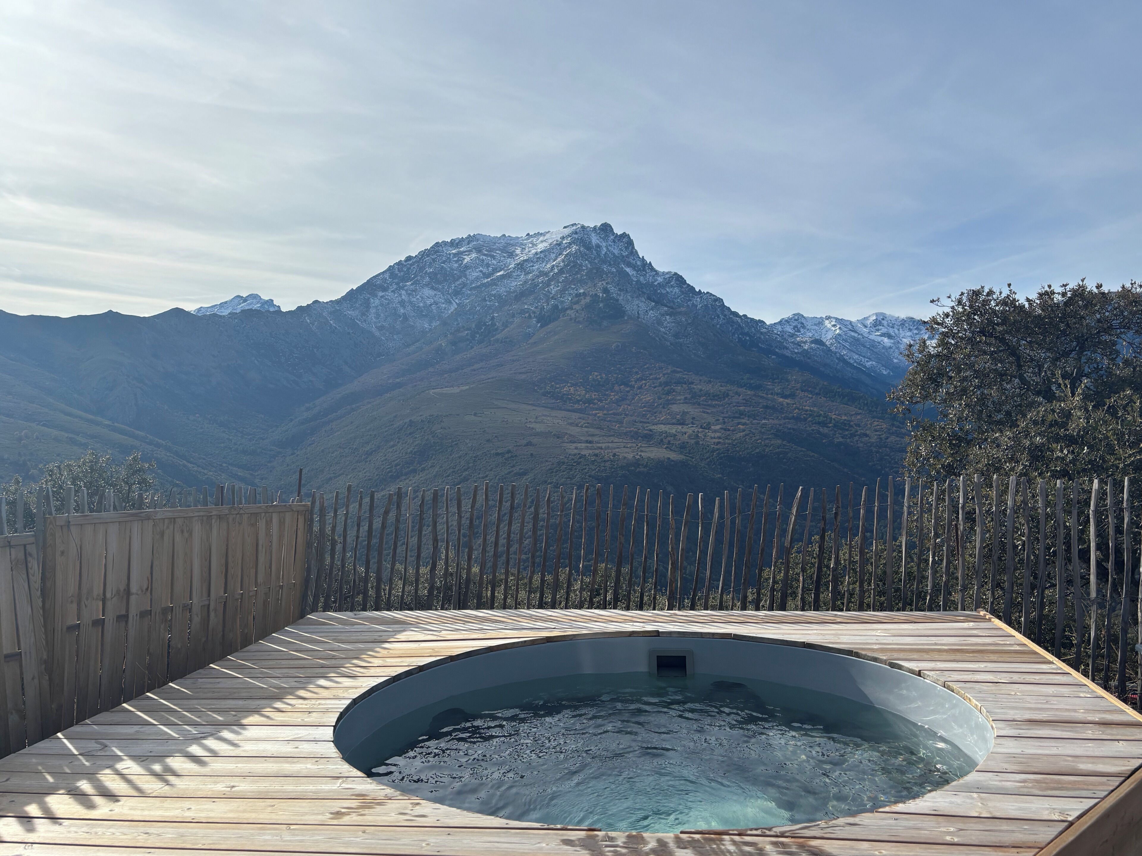 Bañera de hidromasaje al aire libre