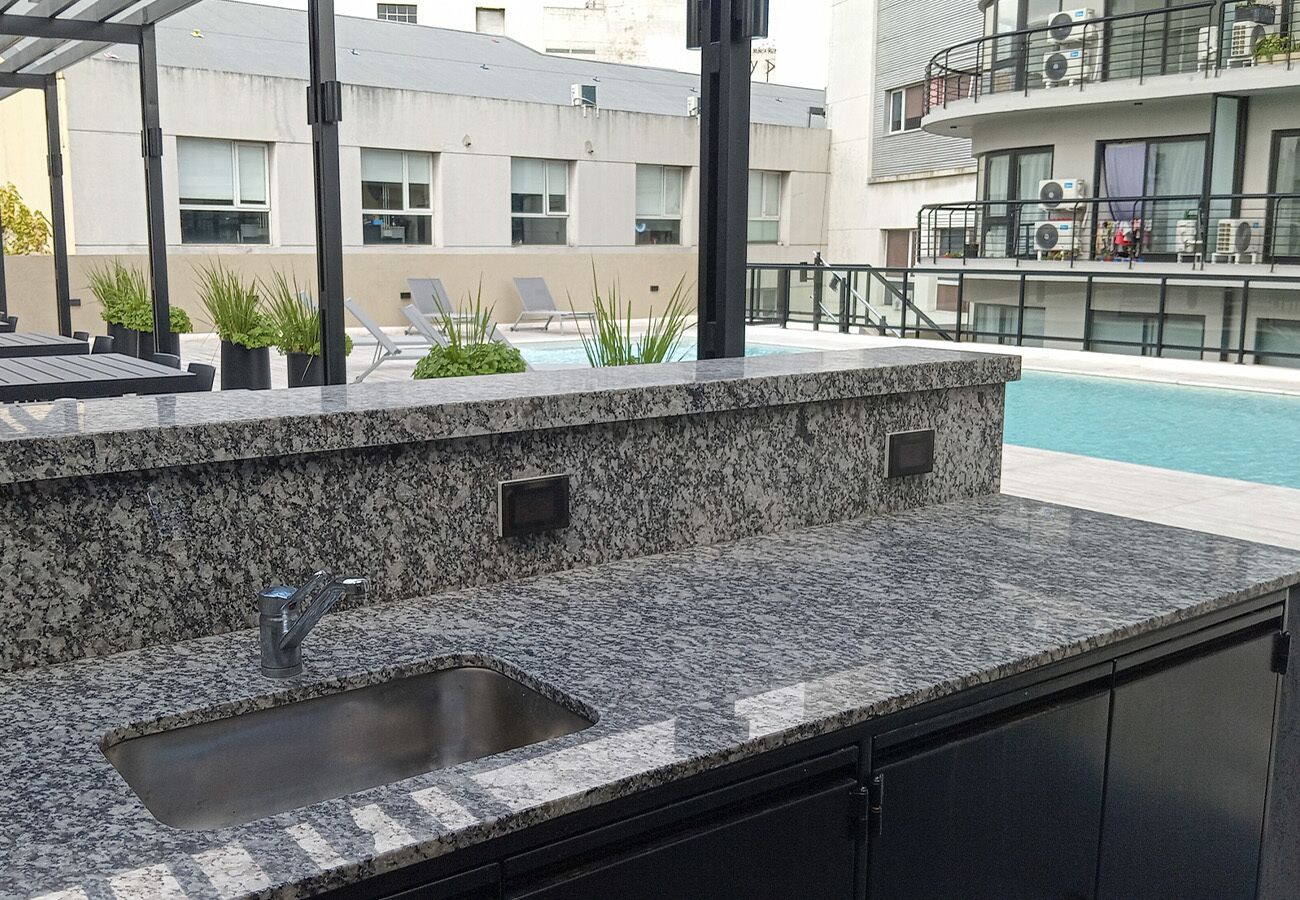 Una piscina al aire libre de temporada, sillones reclinables de piscina