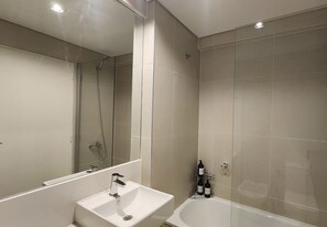 Studio | Bathroom | Combined shower/tub, free toiletries, hair dryer, towels - Rent Up - San Telmo Amenities Premium (Buenos Aires)
