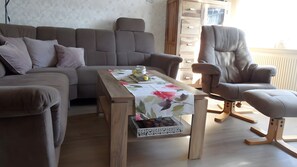 TV, DVD player, stereo - Enjoy a Relaxing Stay in Our Cozy Apartment in Rural East Frisia (Großheide)