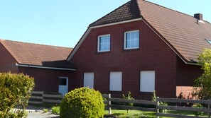 Exterior - Enjoy a Relaxing Stay in Our Cozy Apartment in Rural East Frisia (Großheide)