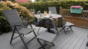 Outdoor dining - Enjoy a Relaxing Stay in Our Cozy Apartment in Rural East Frisia (Großheide)