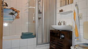 Shower, hair dryer, towels - Enjoy a Relaxing Stay in Our Cozy Apartment in Rural East Frisia (Großheide)
