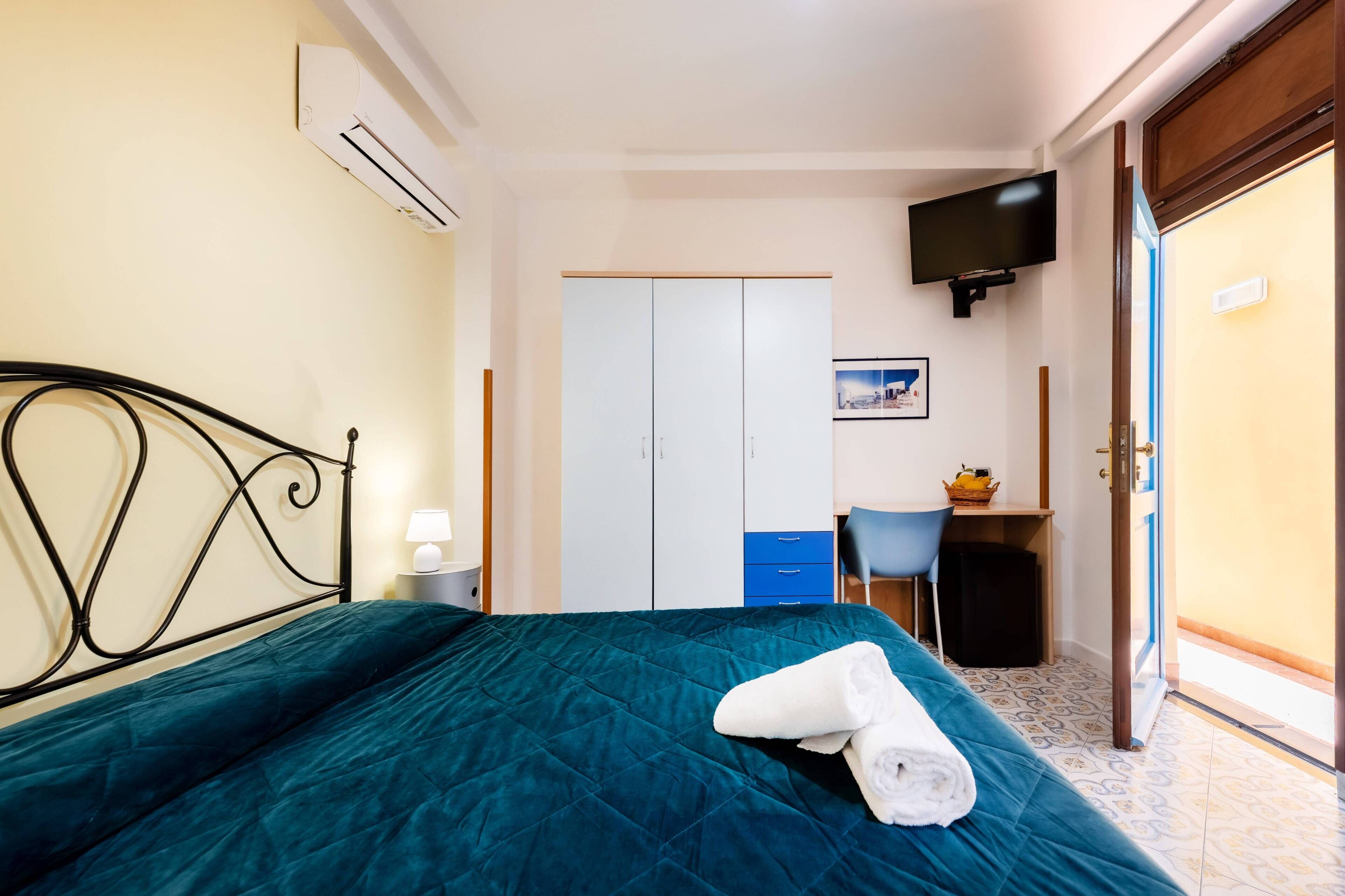 Doppelzimmer, 1 Queen-Bett und Schlafsofa, Blick auf den Innenhof