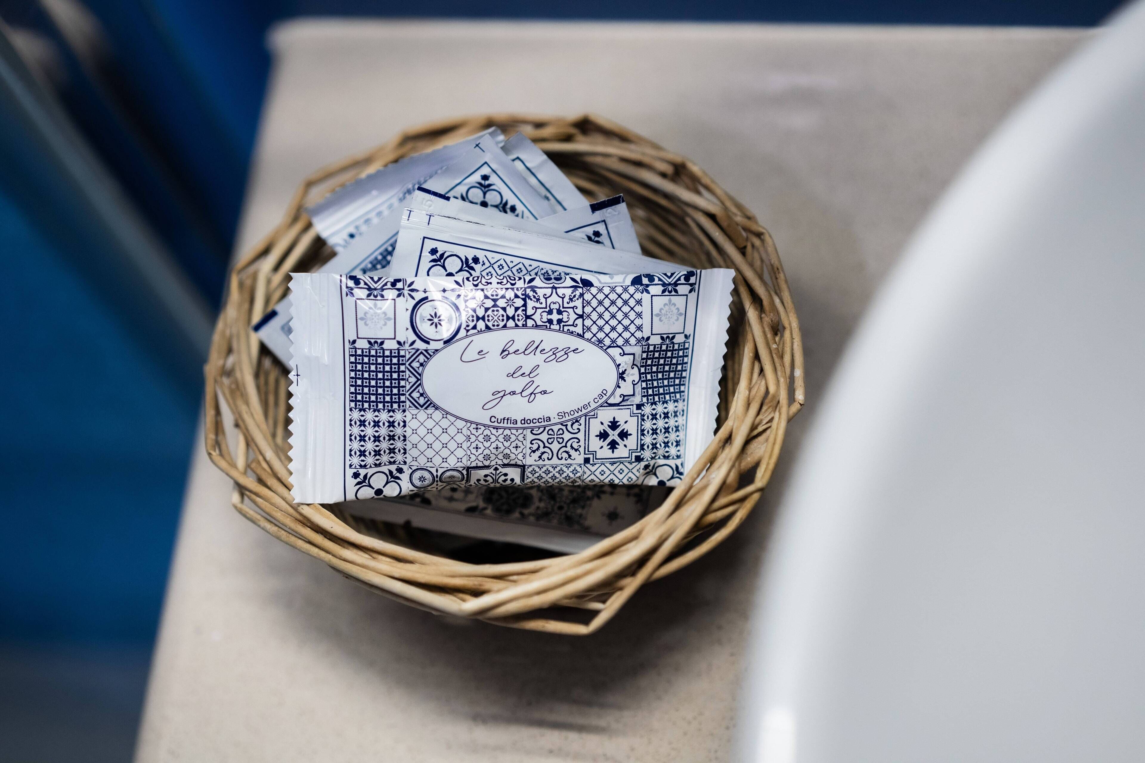 Un panier en osier contenant un jeu de cartes aux motifs variés.