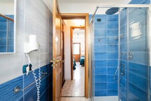 Zweibettzimmer, Blick auf den Innenhof | Badezimmer