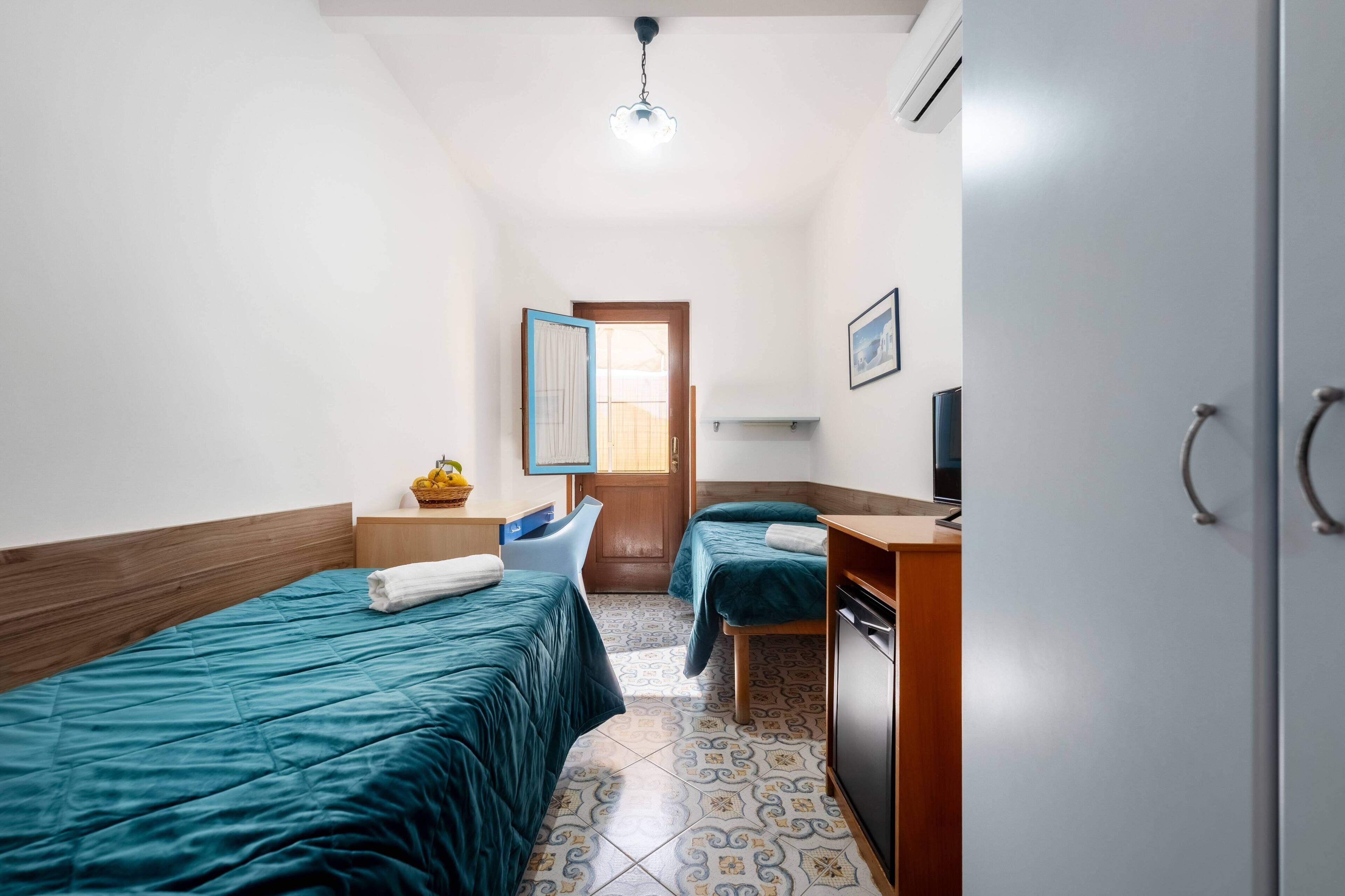 Twin Room, Courtyard View | Peti besi dalam bilik, kalis bunyi, Wi-fi percuma 